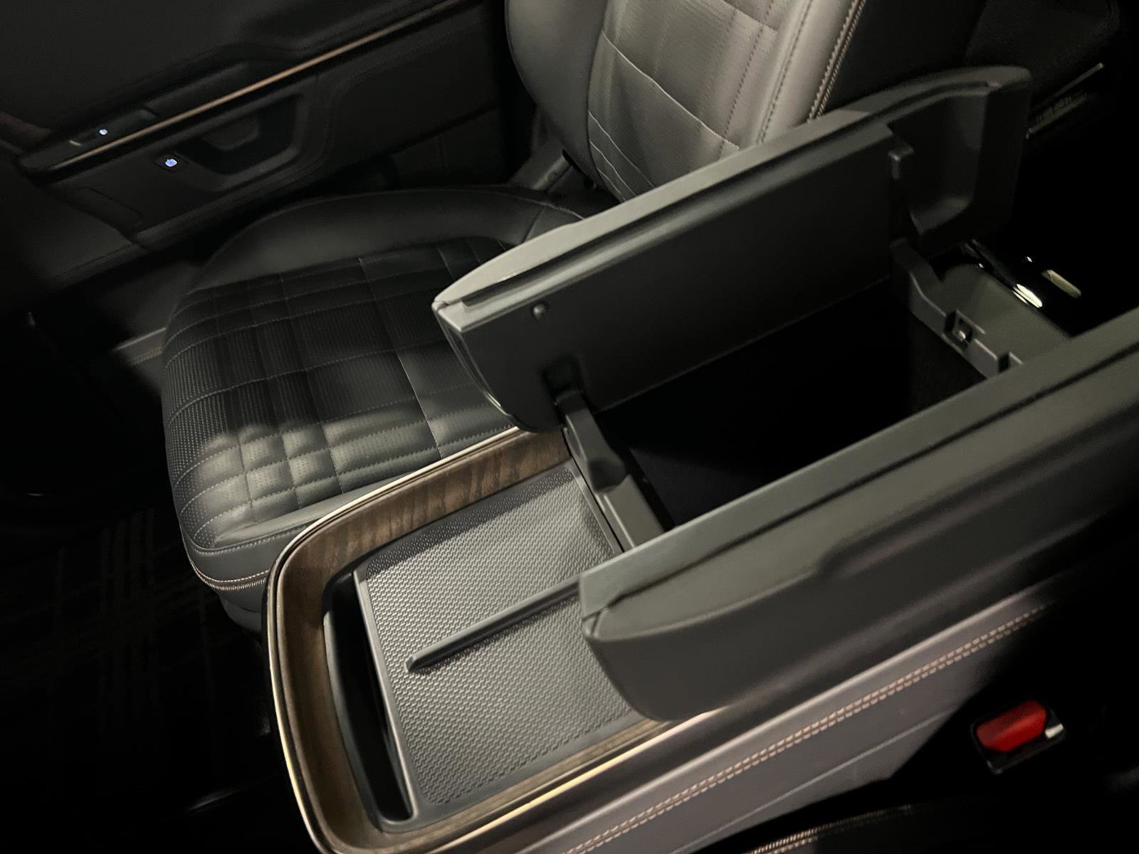 Used 2025 Rivian R1S Premium image 19