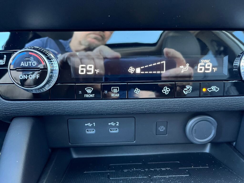 New 2025 Mitsubishi Outlander SE image 19