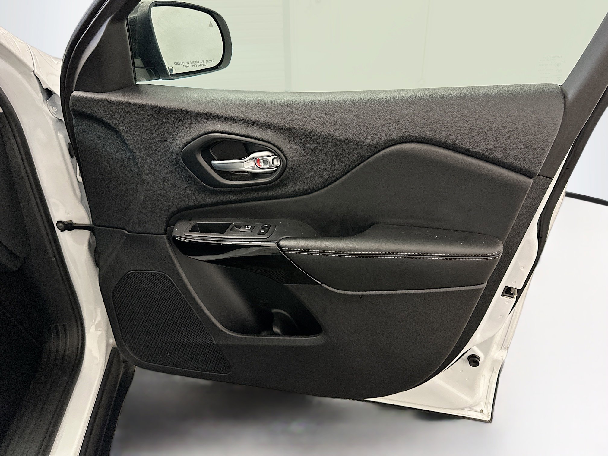 Used 2023 Jeep Cherokee Altitude Lux image 34