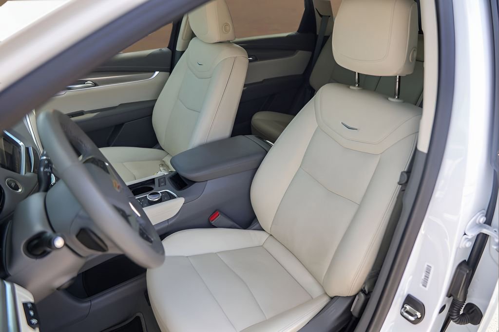 Certified 2024 Cadillac XT5 Premium Luxury w/ Technology Package FWD image 7
