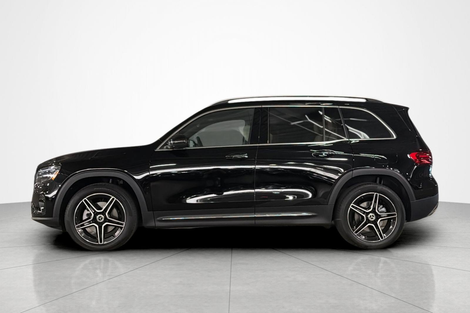 New 2026 Mercedes-Benz GLB 250 image 2