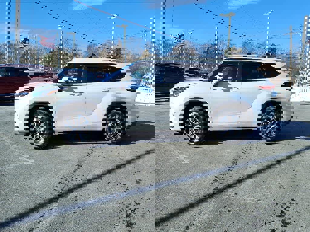 Used 2023 Toyota Highlander XLE image 4