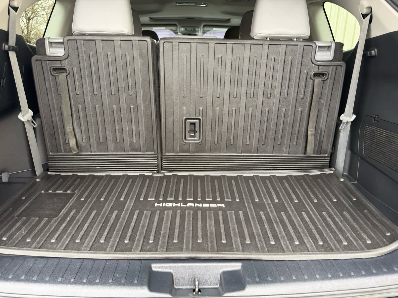 Used 2021 Toyota Highlander XLE image 7