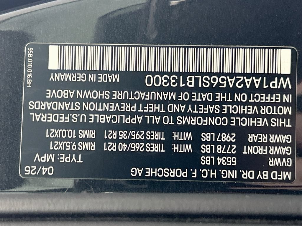 Certified 2025 Porsche Macan AWD/4WD image 34