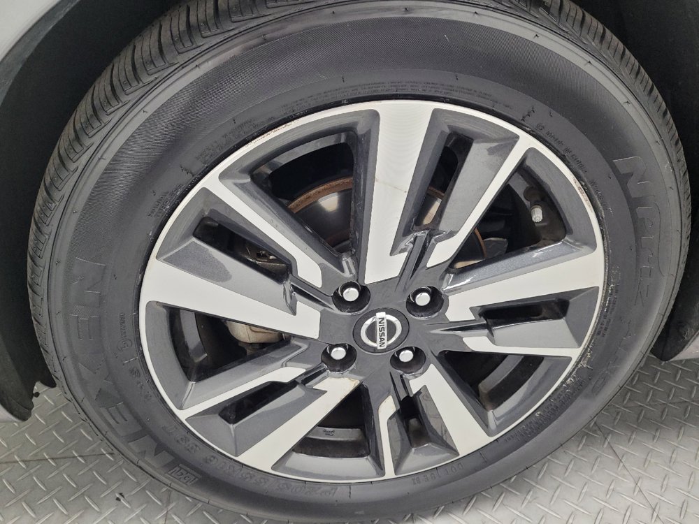 Used 2021 Nissan Versa SV FWD image 31