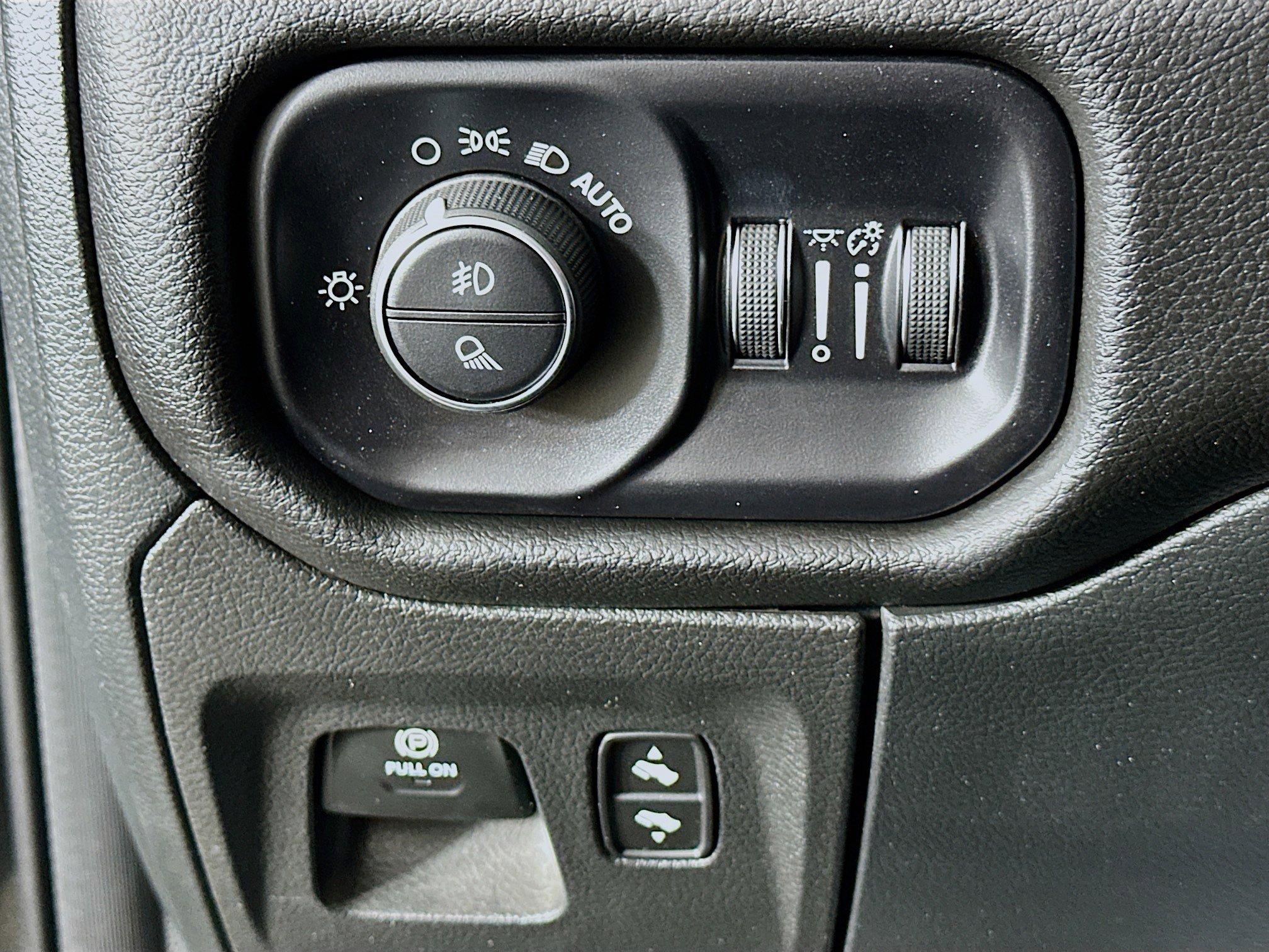 Used 2025 RAM 1500 Laramie image 17