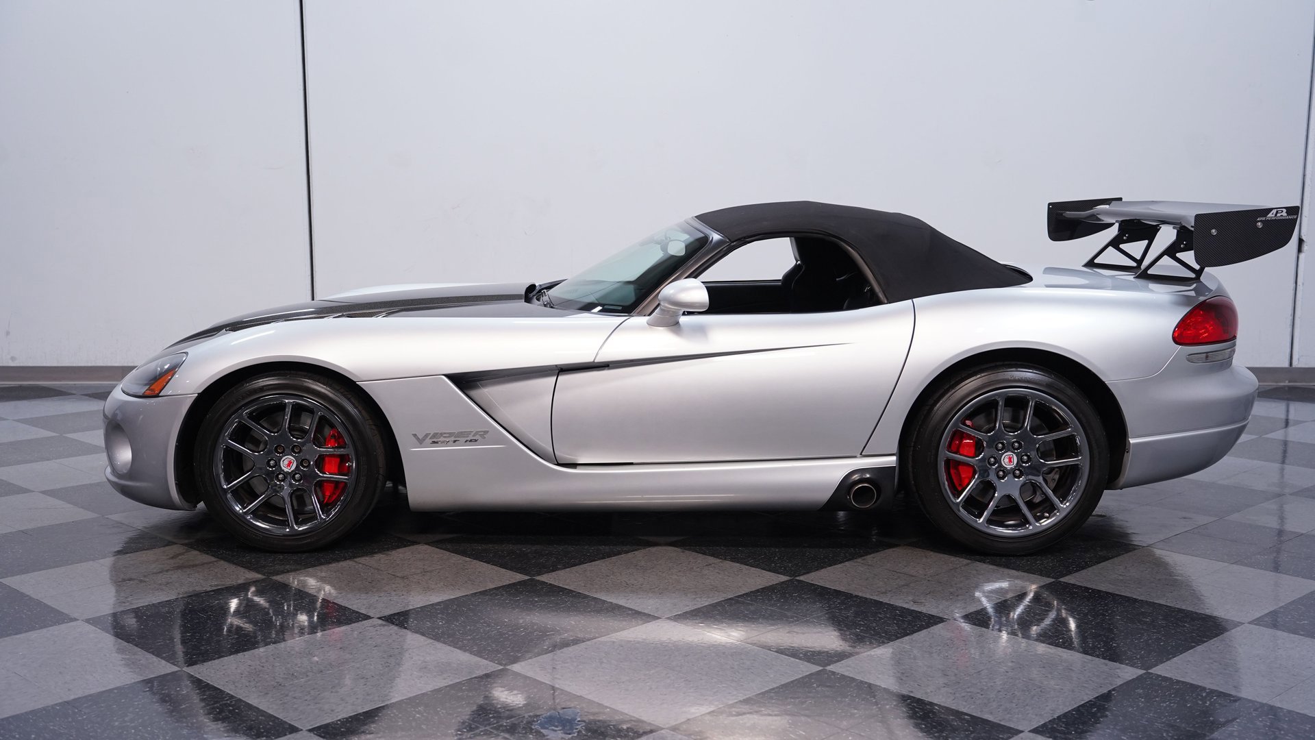 Used 2005 Dodge Viper SRT-10 image 2