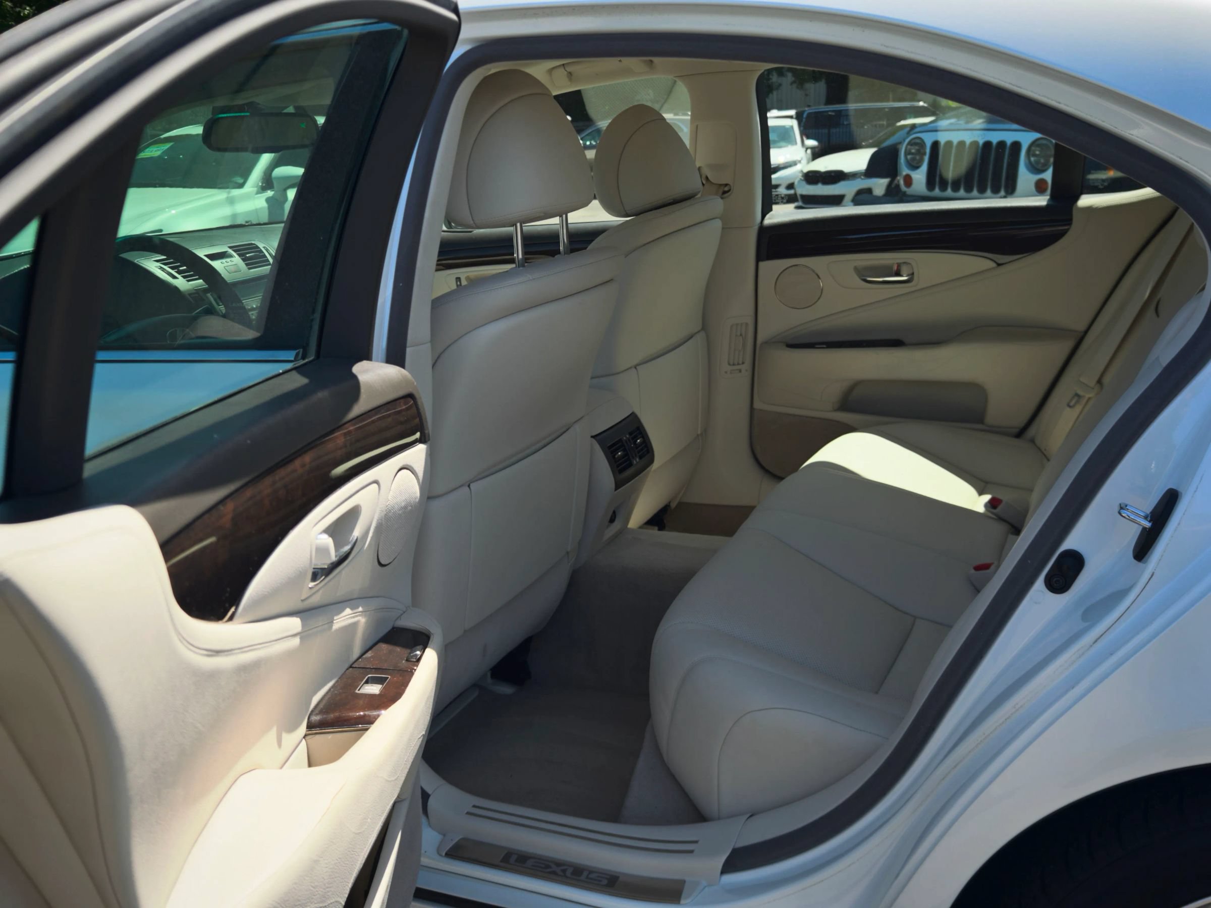 Used 2007 Lexus LS 460 w/ Comfort Pkg RWD image 34