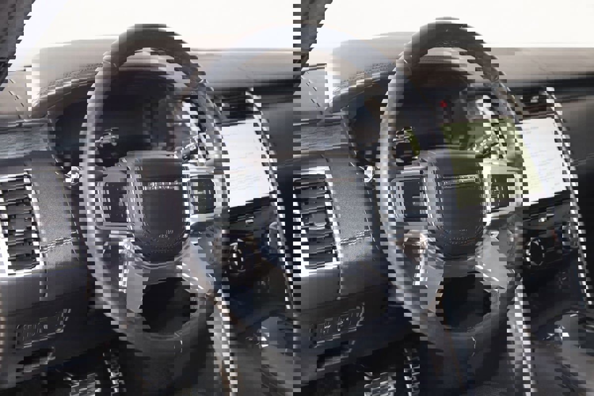 Used 2023 Land Rover Discovery Metropolitan Edition image 6