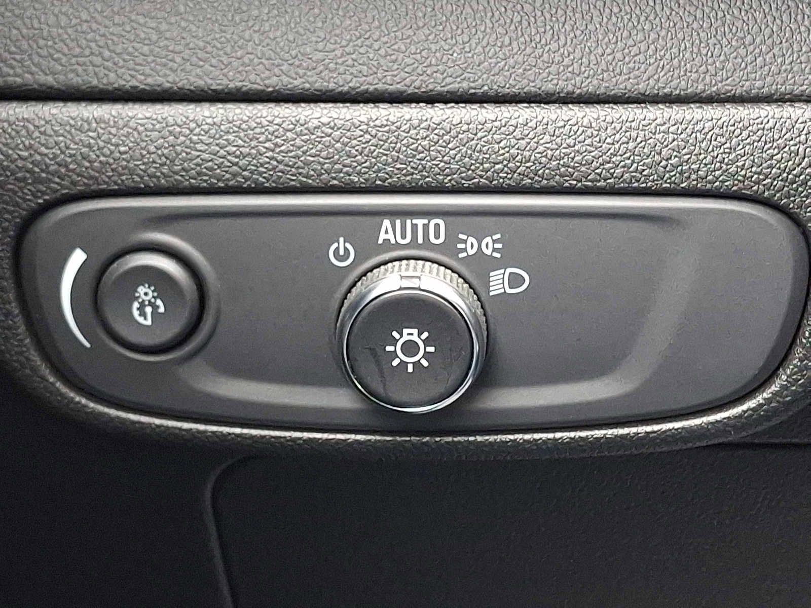 Used 2023 Chevrolet Bolt EUV LT FWD image 25
