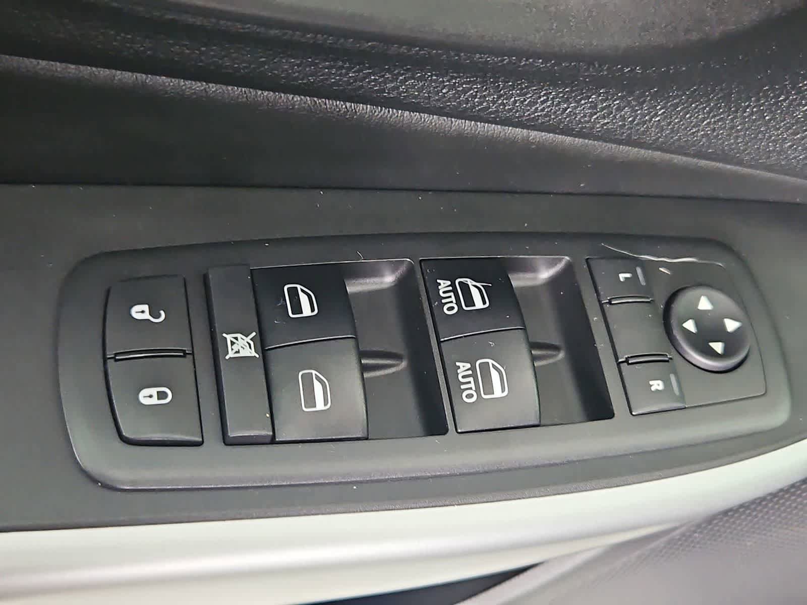 Used 2018 Jeep Cherokee Latitude Plus w/ Comfort/Convenience Group image 17