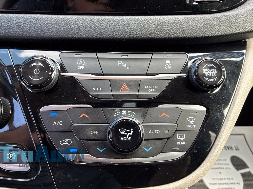 Used 2020 Chrysler Pacifica Touring w/ Tire & Wheel Group FWD image 33