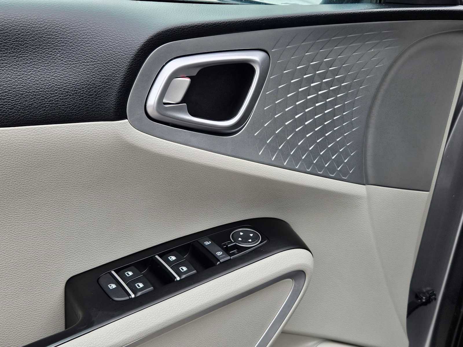 Certified 2025 Kia Soul LX w/ LX Technology Package FWD image 26
