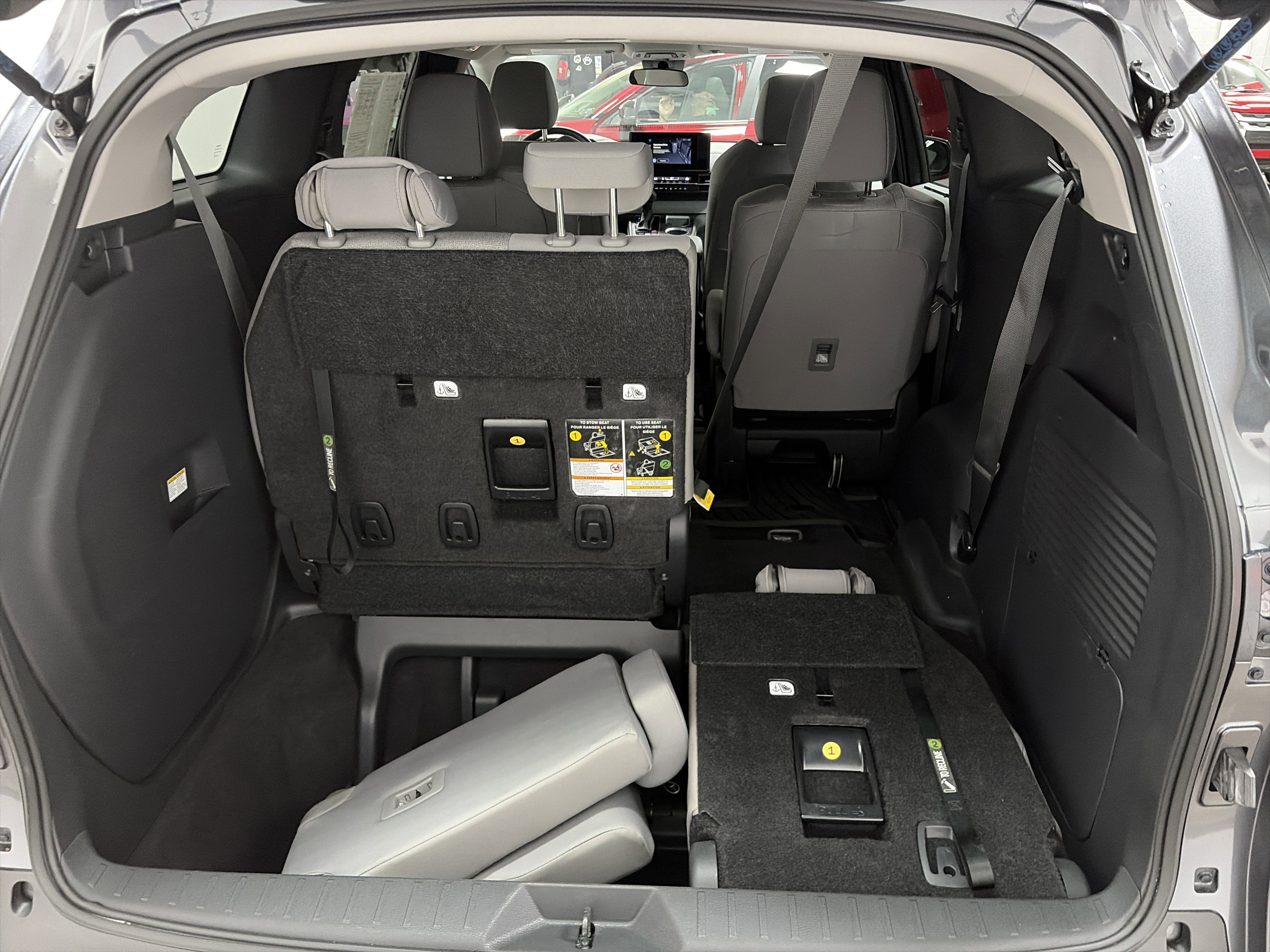 Used 2025 Toyota Sienna LE image 27