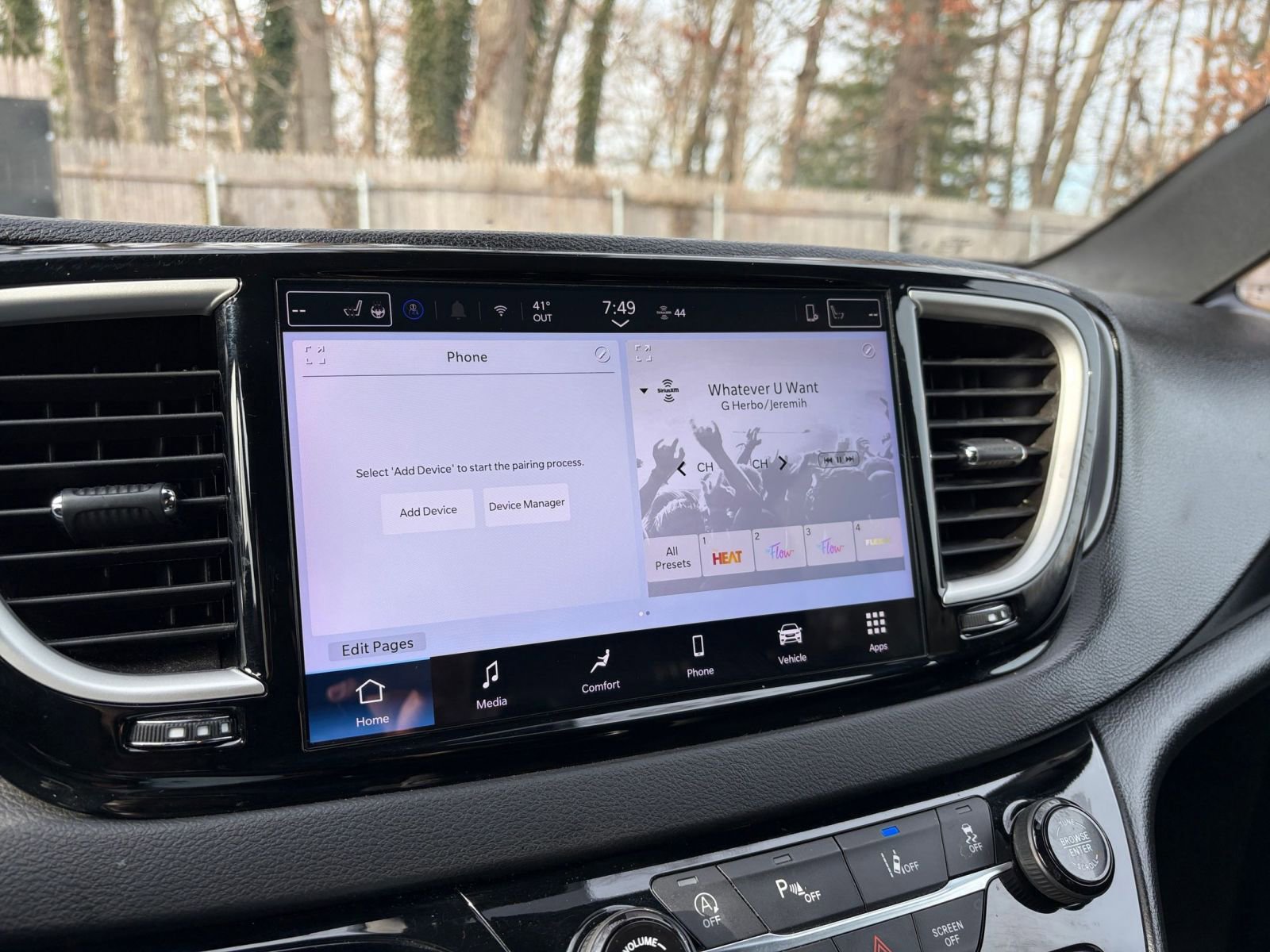 Used 2025 Chrysler Pacifica Select image 21