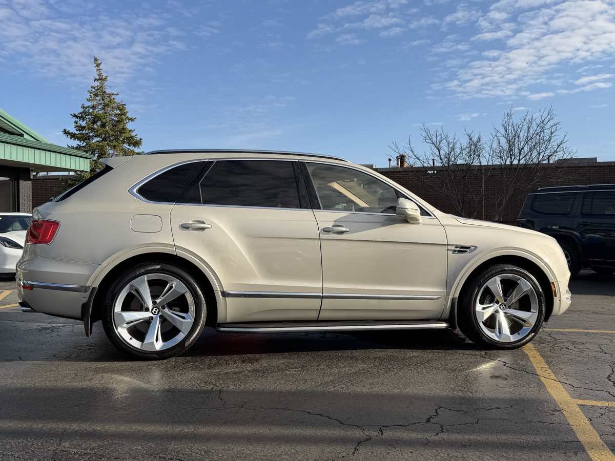 Used 2018 Bentley Bentayga image 16