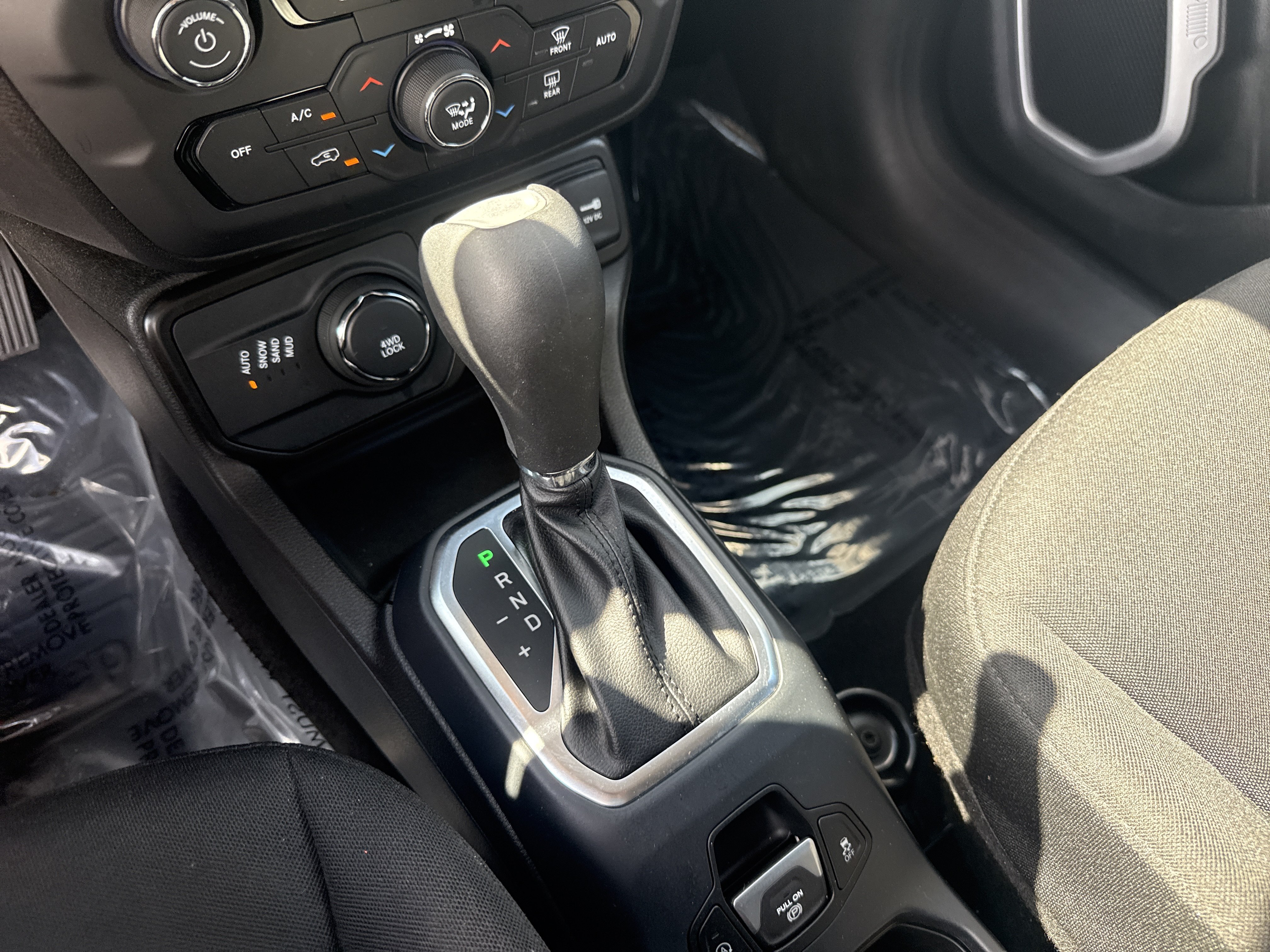 Used 2021 Jeep Renegade Latitude w/ Luxury Group I AWD/4WD image 25