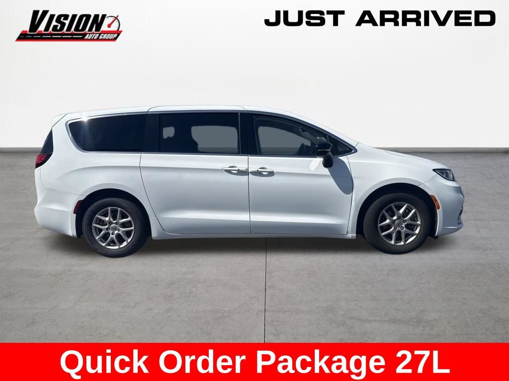 Used 2024 Chrysler Pacifica Touring-L FWD image 4