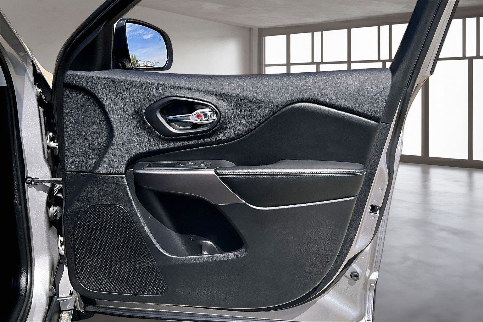 Used 2019 Jeep Cherokee Latitude Plus image 24