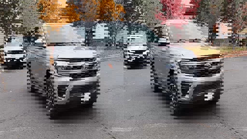 Used 2024 Ford Expedition XLT image 3