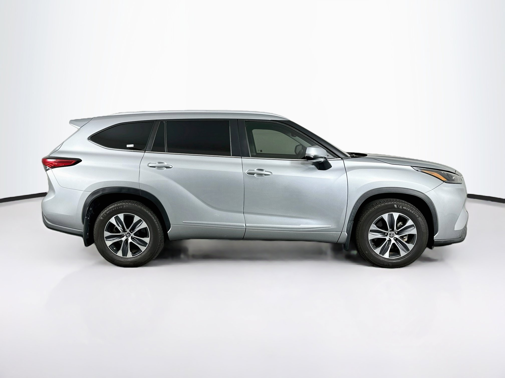 Used 2023 Toyota Highlander XLE FWD image 10