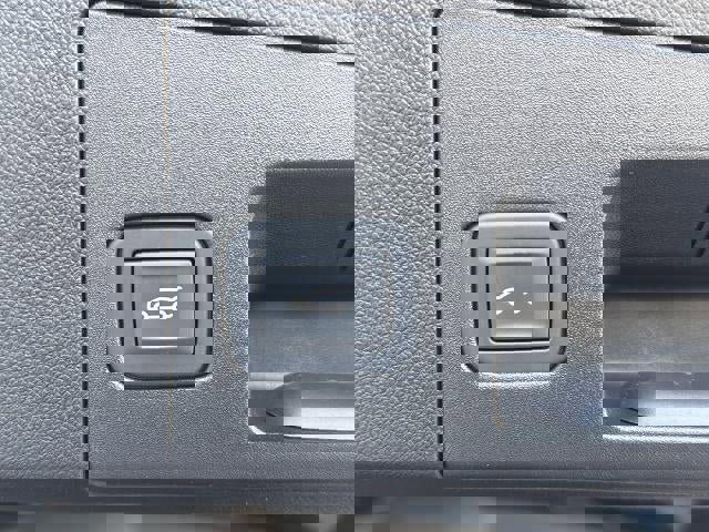 Used 2025 Cadillac XT4 Premium Luxury FWD image 3