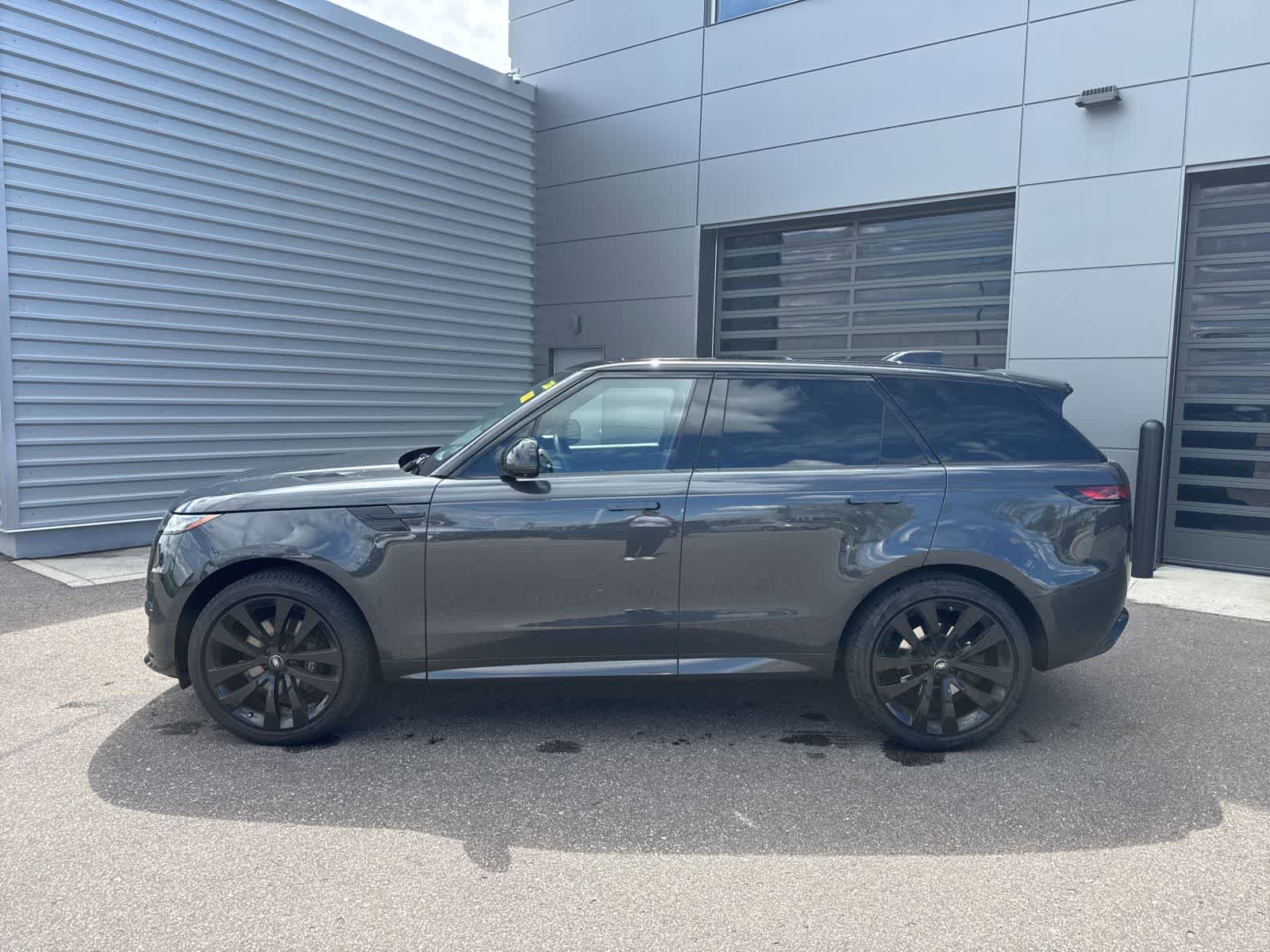 Used 2024 Land Rover Range Rover Sport Dynamic SE AWD/4WD image 2