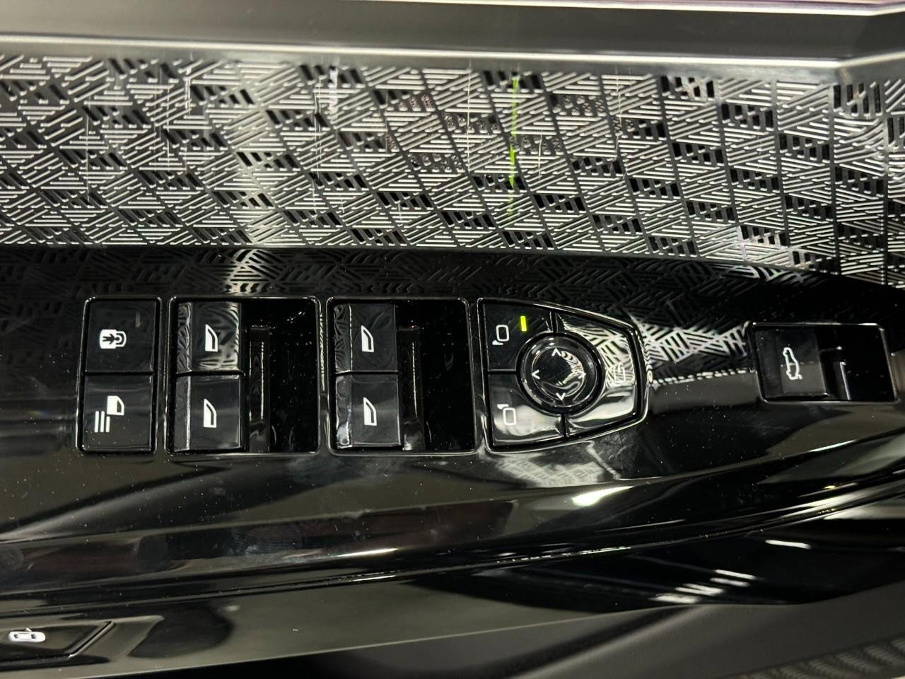 Certified 2025 BMW 760i xDrive w/ Executive Package image 25