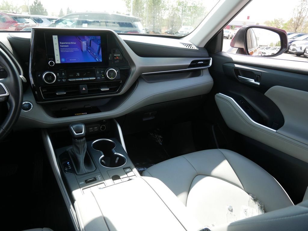 Used 2023 Toyota Highlander XLE AWD/4WD image 14