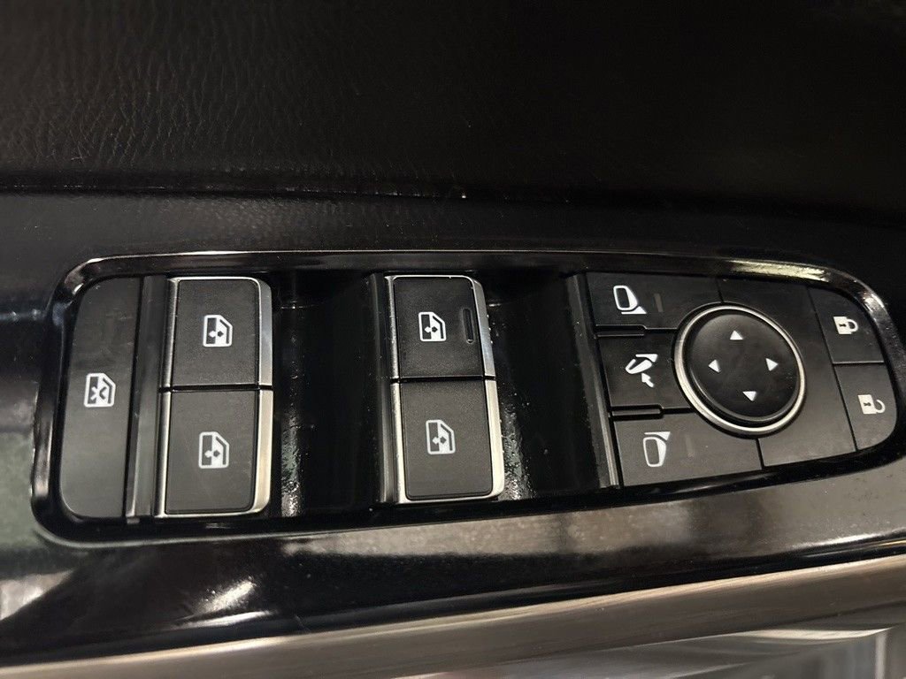 Used 2024 Nissan Pathfinder Platinum w/ Black Appearance Package image 17