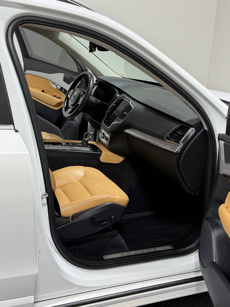 Used 2016 Volvo XC90 T6 Momentum image 11