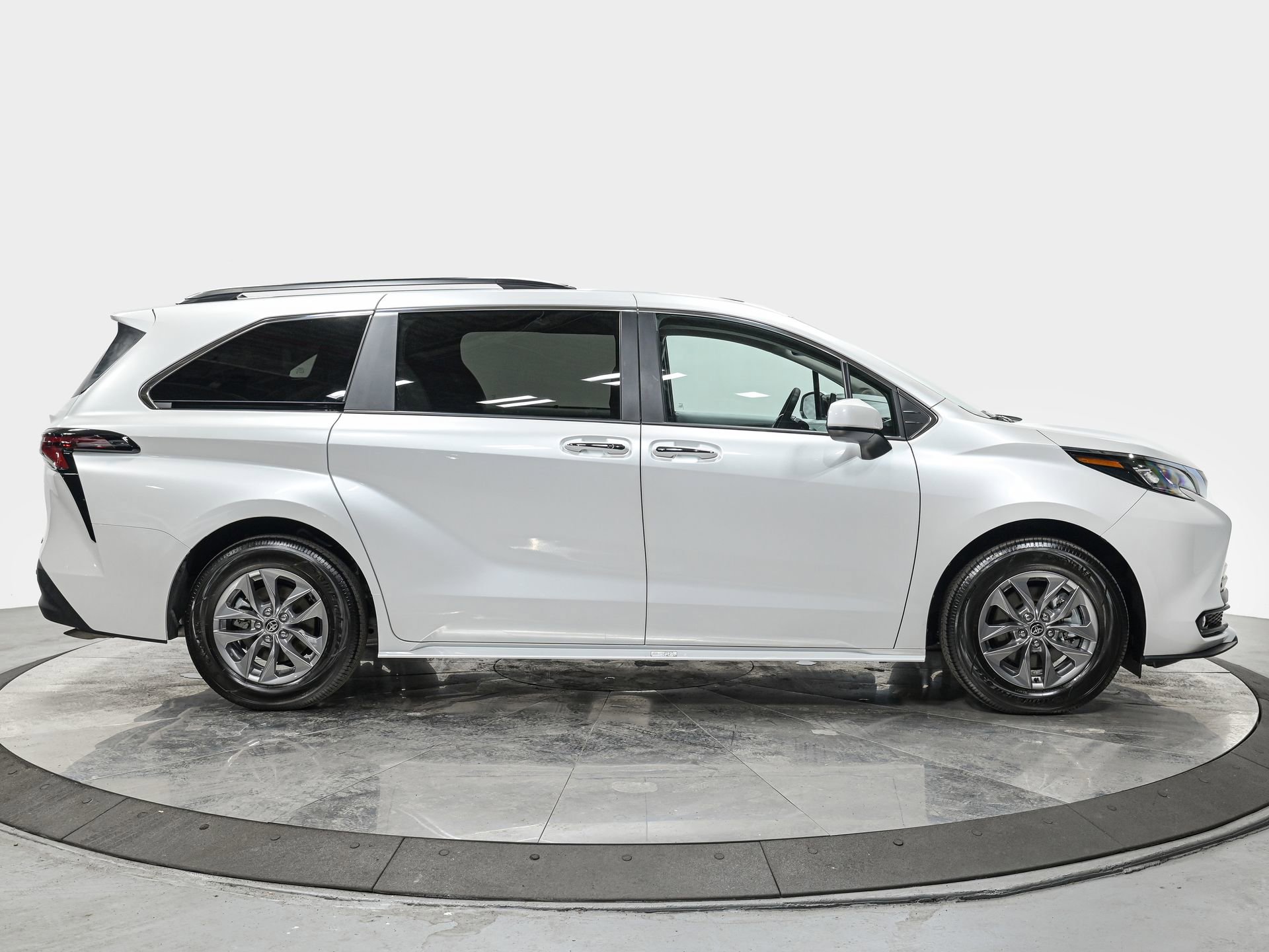 Used 2026 Toyota Sienna XLE image 8