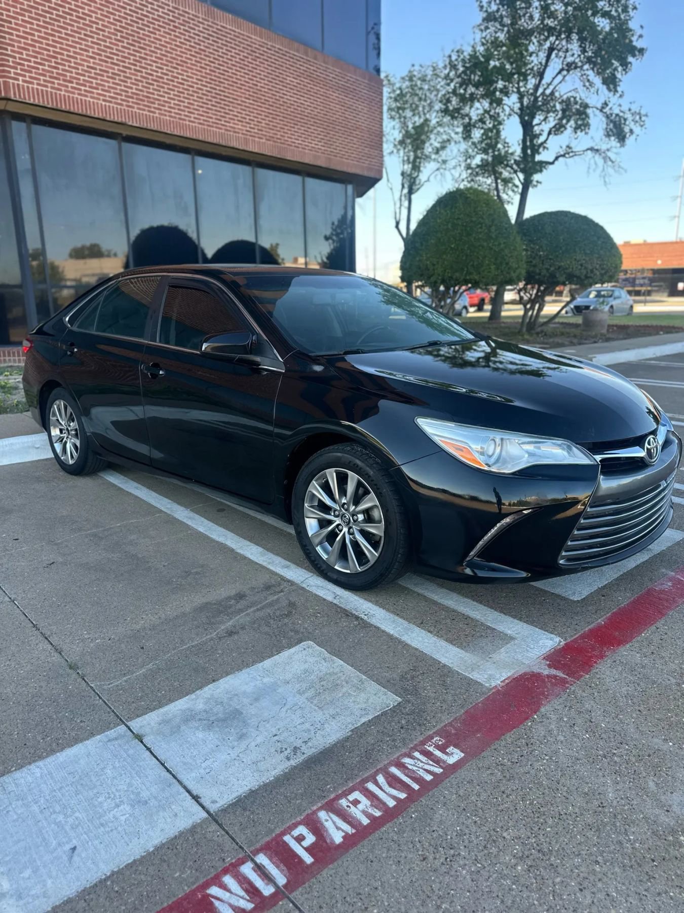 Used 2017 Toyota Camry XLE w/ Moonroof Package image 4