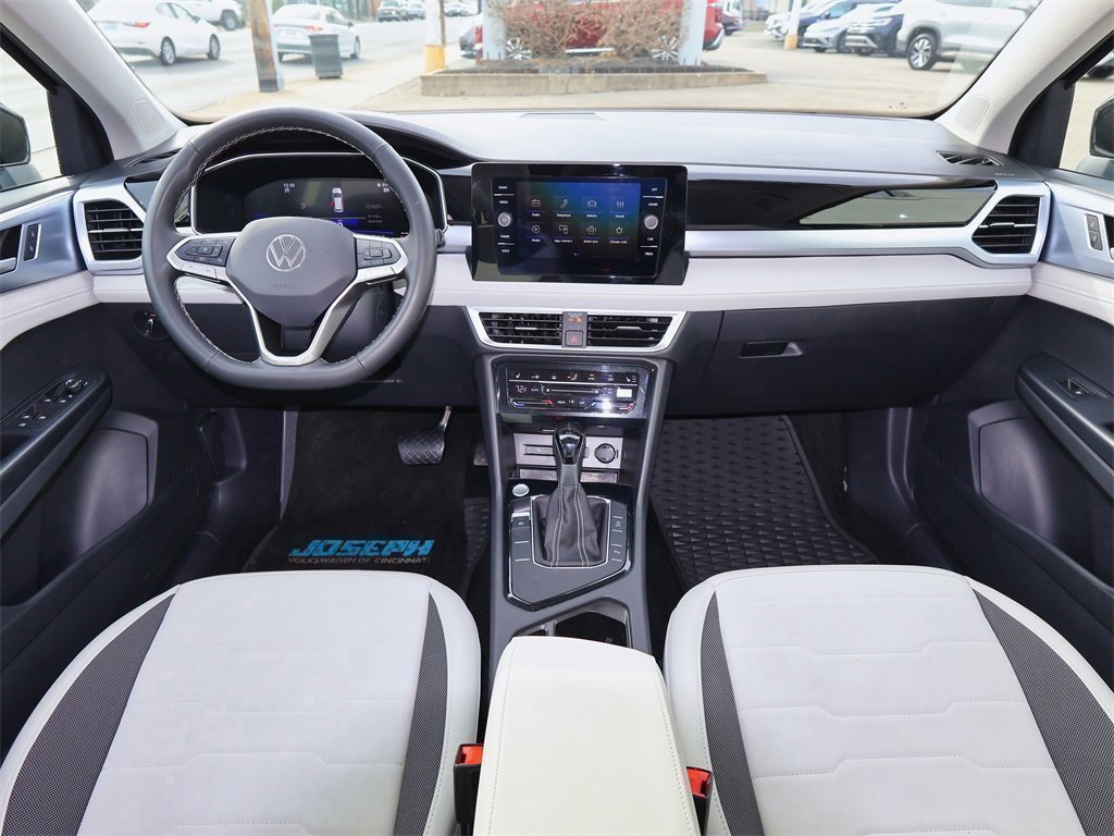 Certified 2025 Volkswagen Taos SE image 15