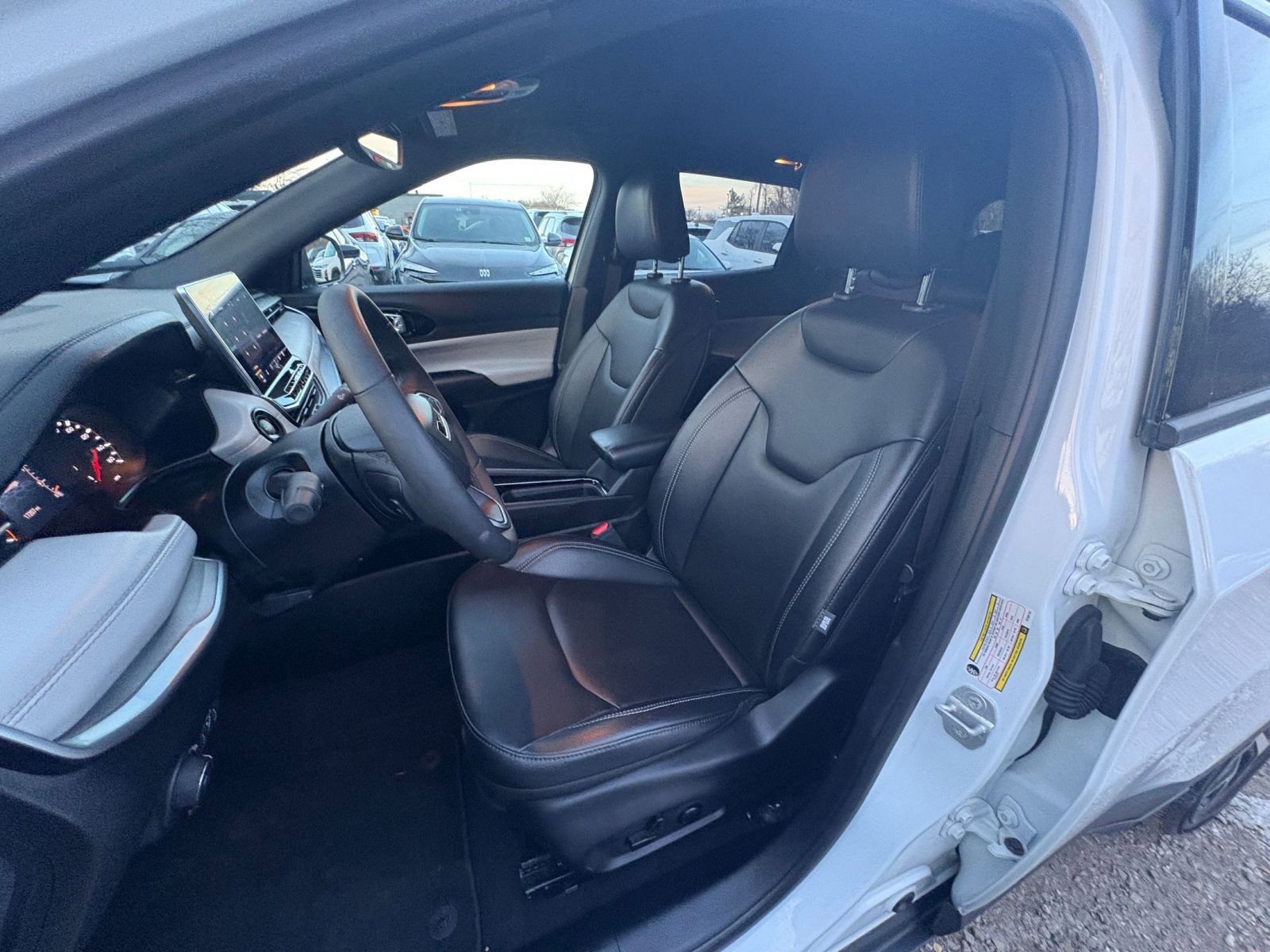 Used 2025 Jeep Compass Limited image 34