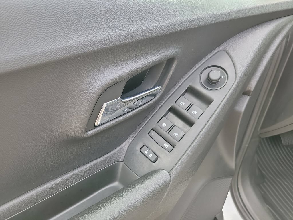 Used 2020 Chevrolet Trax LS FWD image 23
