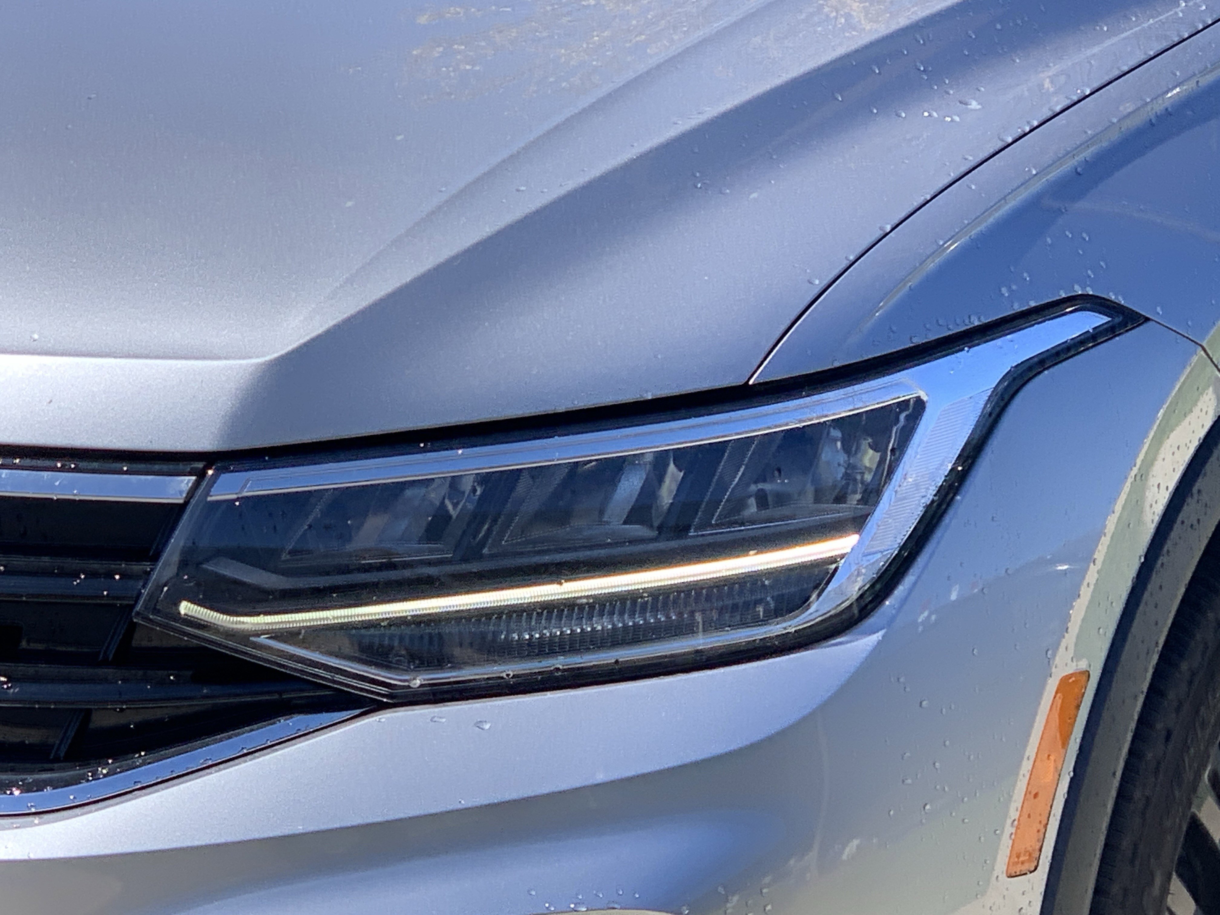 Used 2022 Volkswagen Tiguan SE R-Line image 6