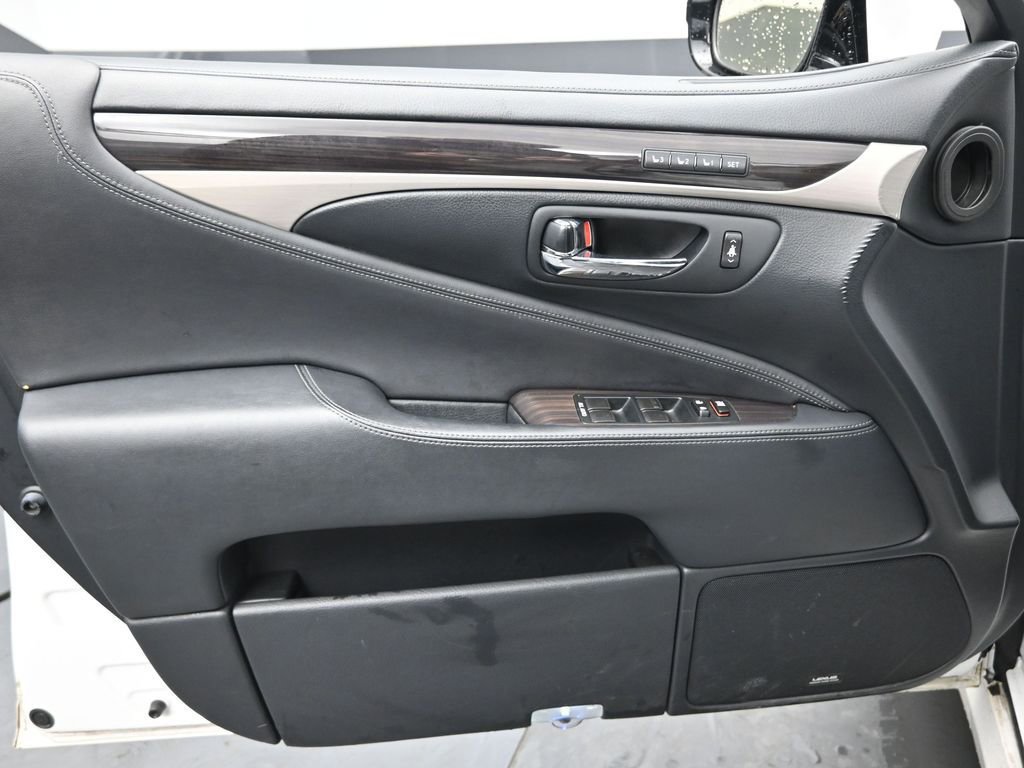 Used 2013 Lexus LS 460 AWD w/ Comfort Pkg image 15