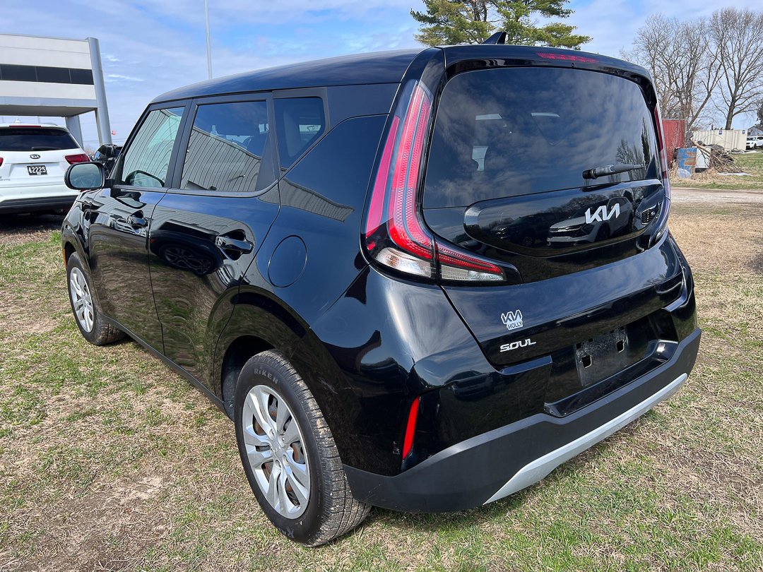 Used 2023 Kia Soul LX image 3