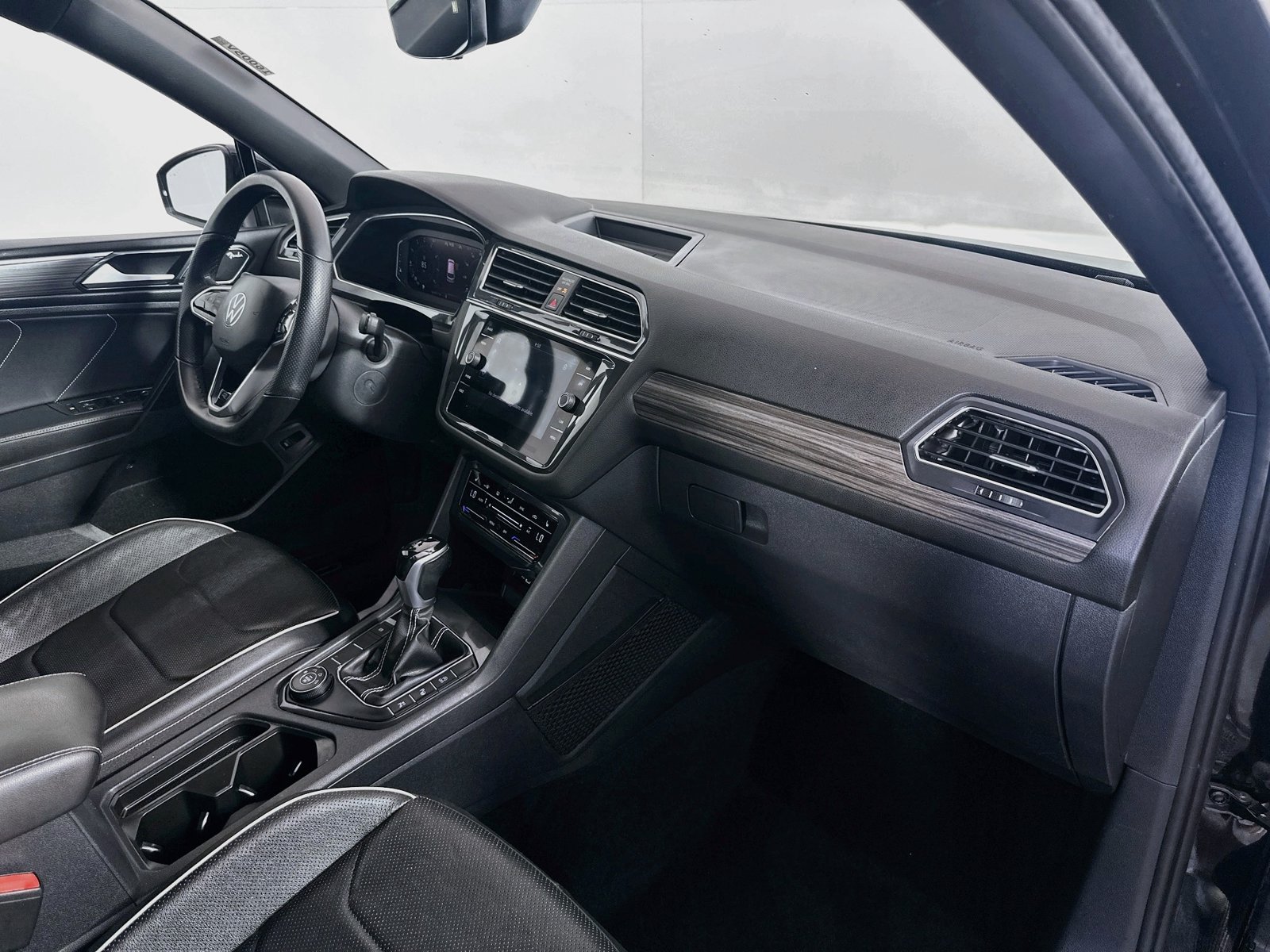 Used 2022 Volkswagen Tiguan SEL R-Line AWD/4WD image 31
