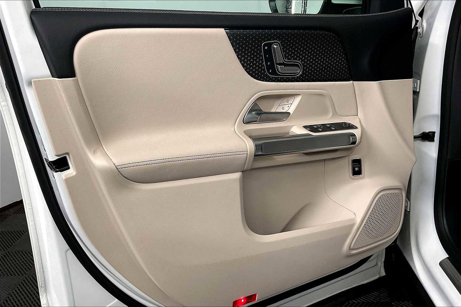 New 2025 Mercedes-Benz GLB 250 4MATIC image 12