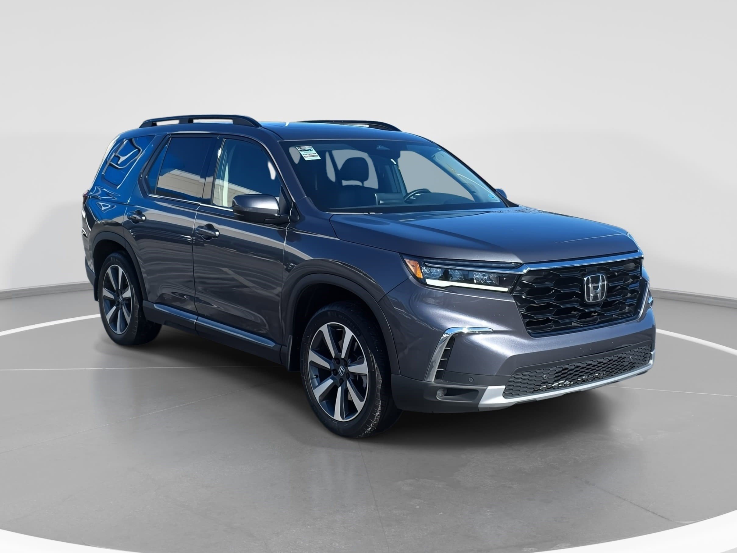 Used 2025 Honda Pilot Touring image 3