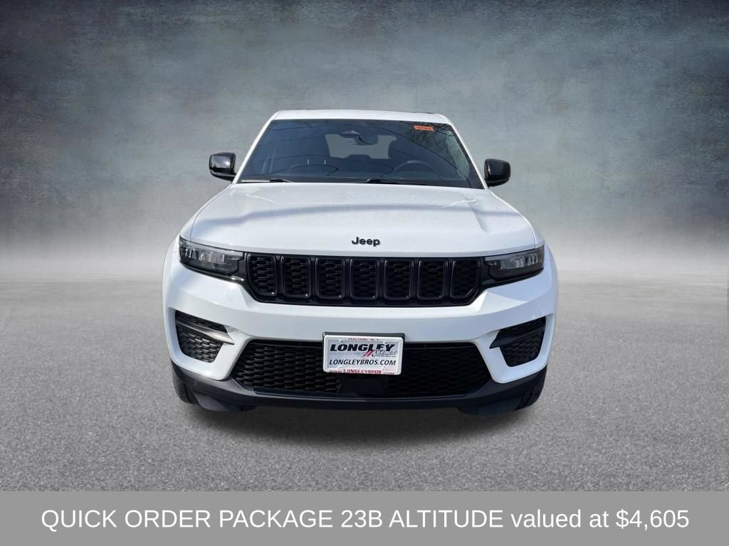 Used 2023 Jeep Grand Cherokee Altitude AWD/4WD image 3