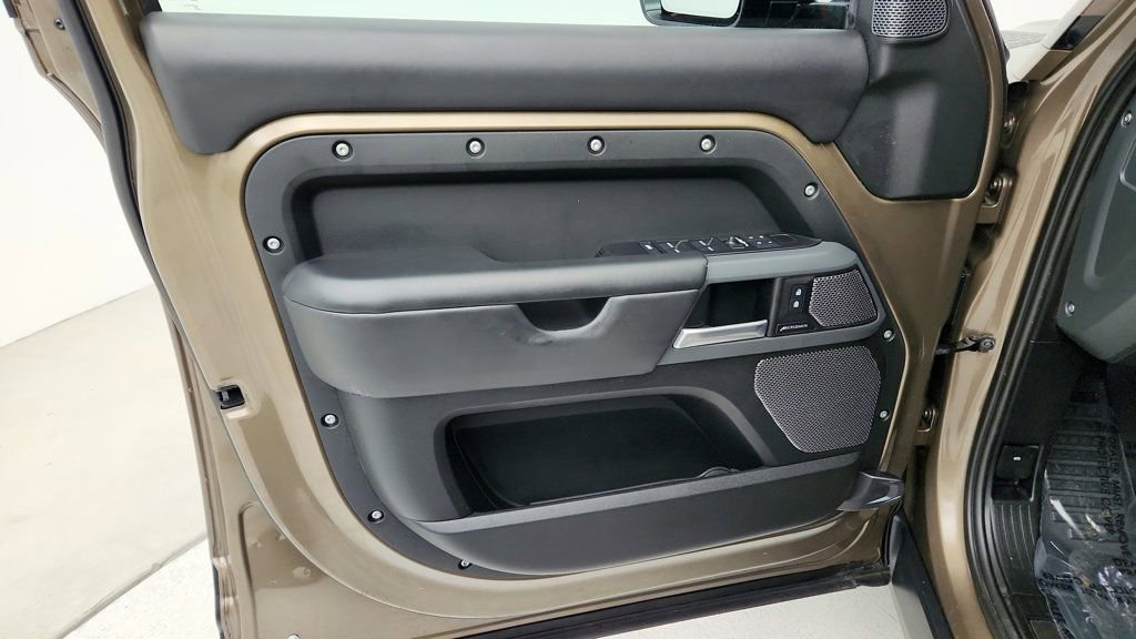 Used 2024 Land Rover Defender 110 X-Dynamic SE image 11