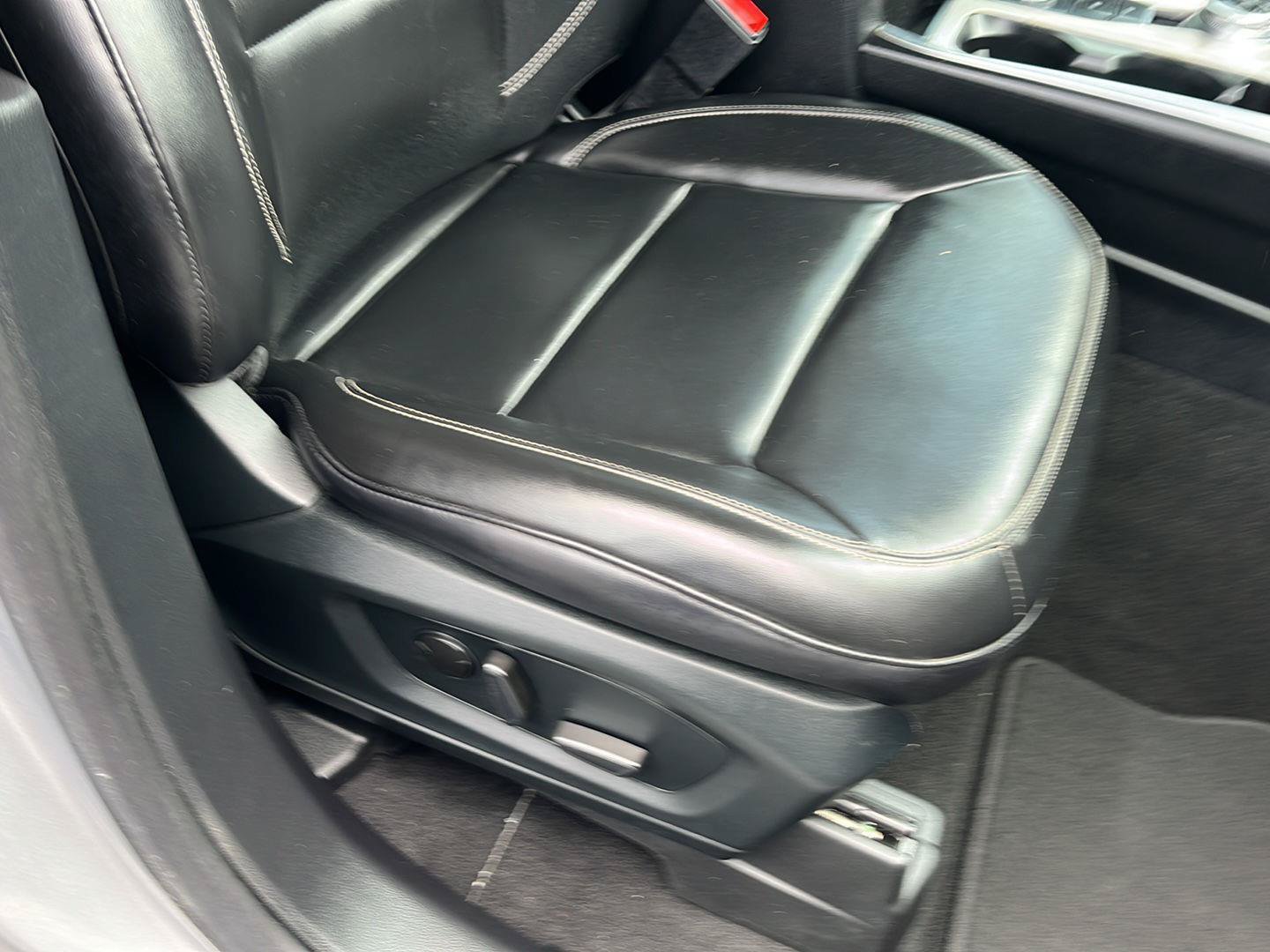Used 2021 Ford Explorer XLT w/ Equipment Group 202A AWD/4WD image 33