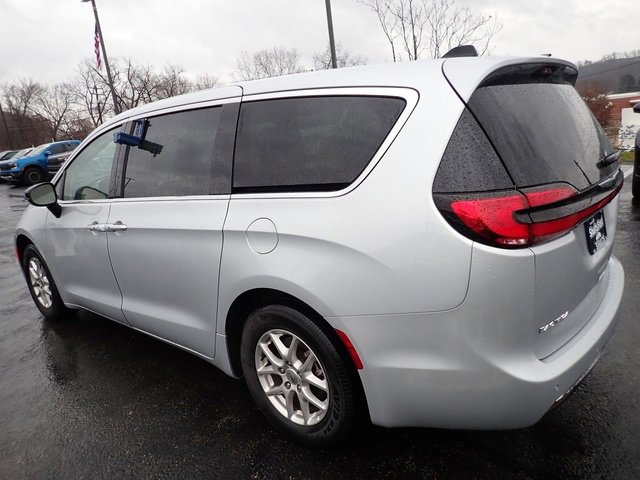 Used 2024 Chrysler Pacifica Touring-L image 5