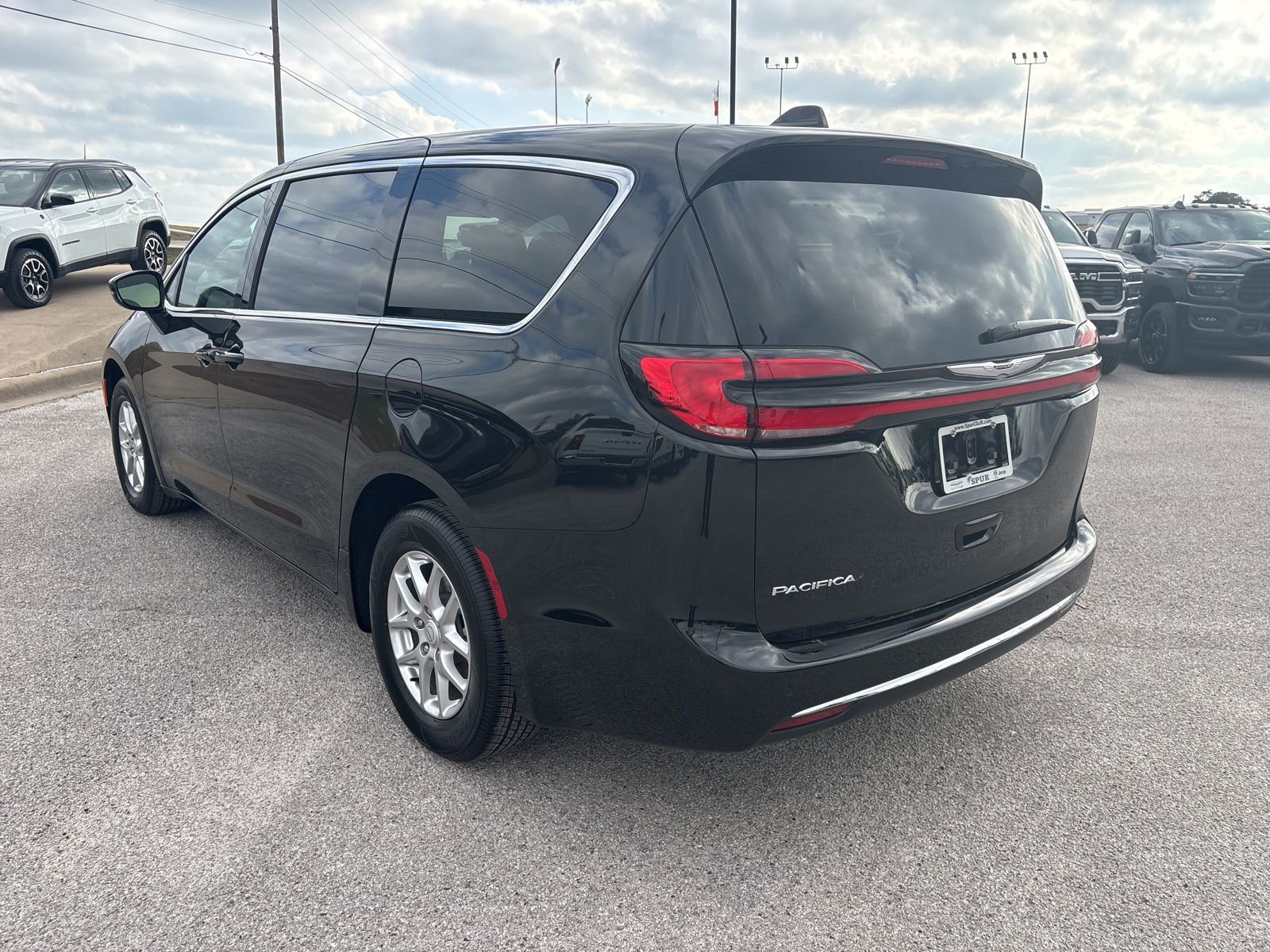 New 2026 Chrysler Pacifica Select image 4