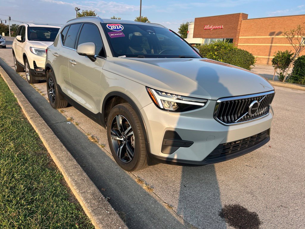 Used 2024 Volvo XC40 B5 Core AWD/4WD image 2