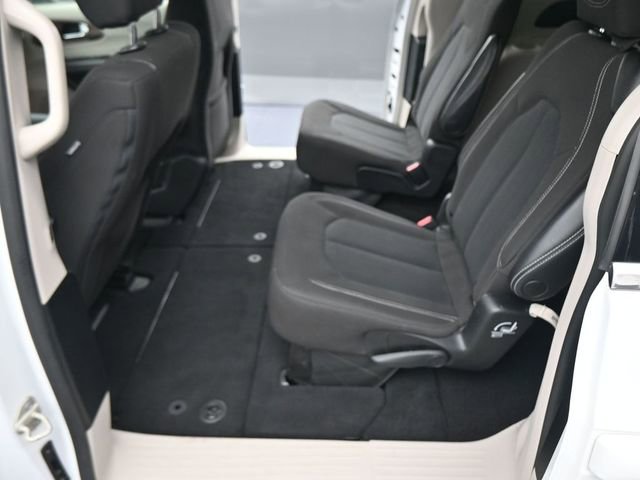 Used 2023 Chrysler Voyager LX image 16