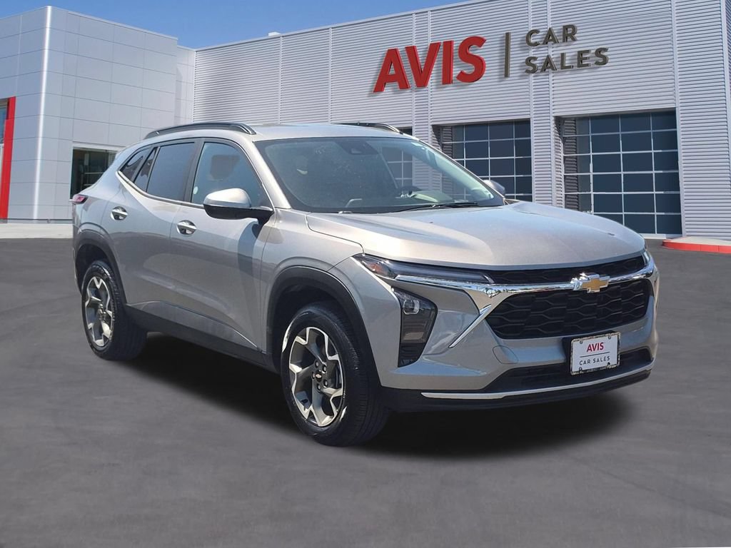 Used 2025 Chevrolet Trax LT w/ LT Convenience Package FWD image 3